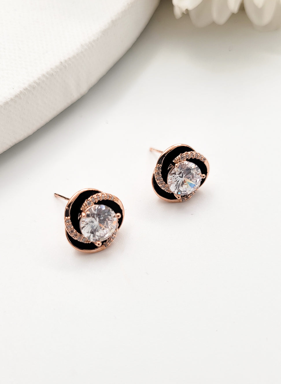 CHARMING BLACK ROSE STUD