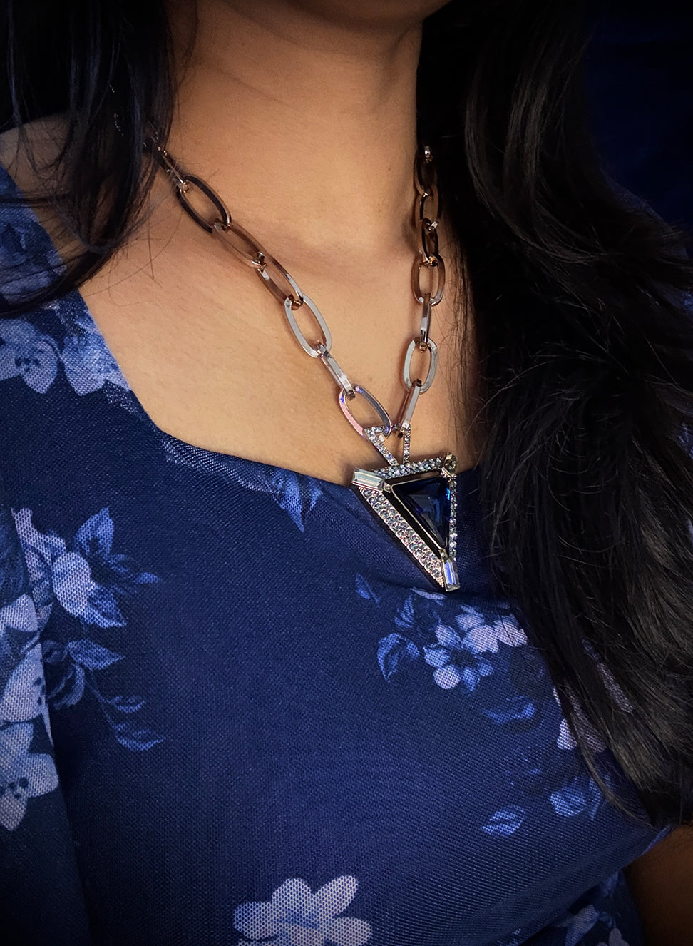 HEAVY CHAIN BLUE STONE TRIANGULAR NECKLACE